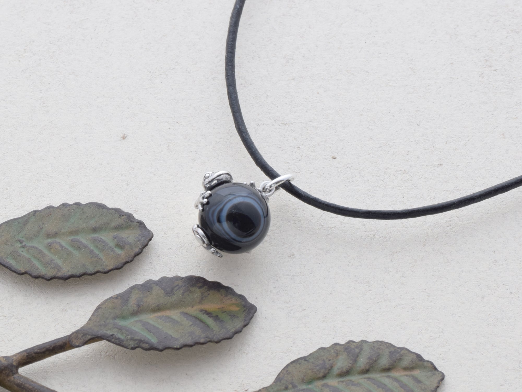 苔瑪瑙平安とカレンシルバー牛革紐つきネックレス 苔瑪瑙平安とカレンシルバー牛革紐つきネックレス