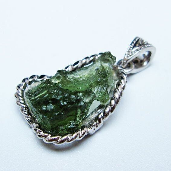 モルダバイト ペンダント モルダウ石 ペンダントトップ 原石 一点物 メール便可 [M便 1/20] 199-513