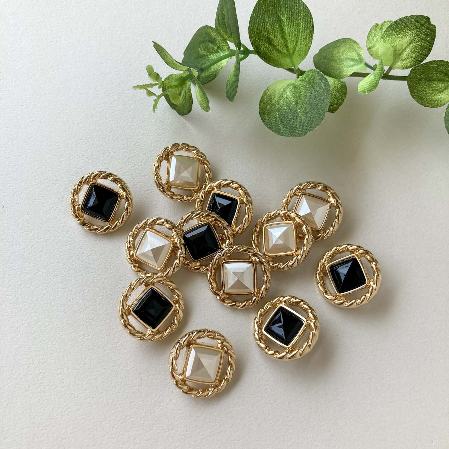 四角カボション付きゴールド丸縁ボタンM（23mm） | Dua-アクセサリー