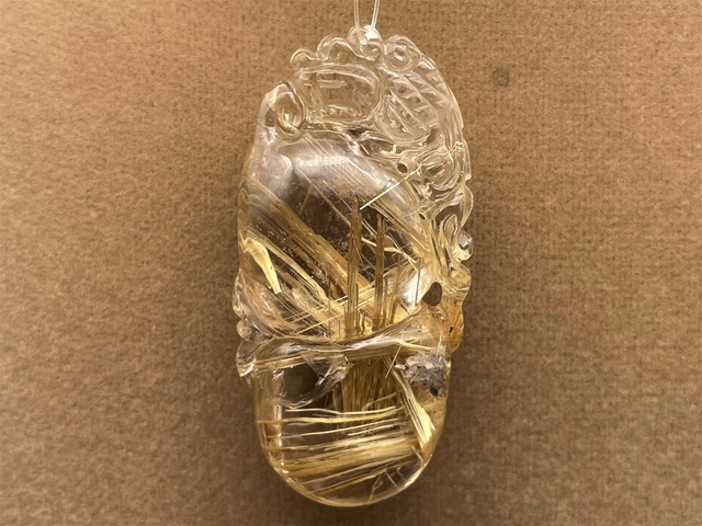 貔貅型ペンダントトップ素材（タイチンルチルクォーツ）