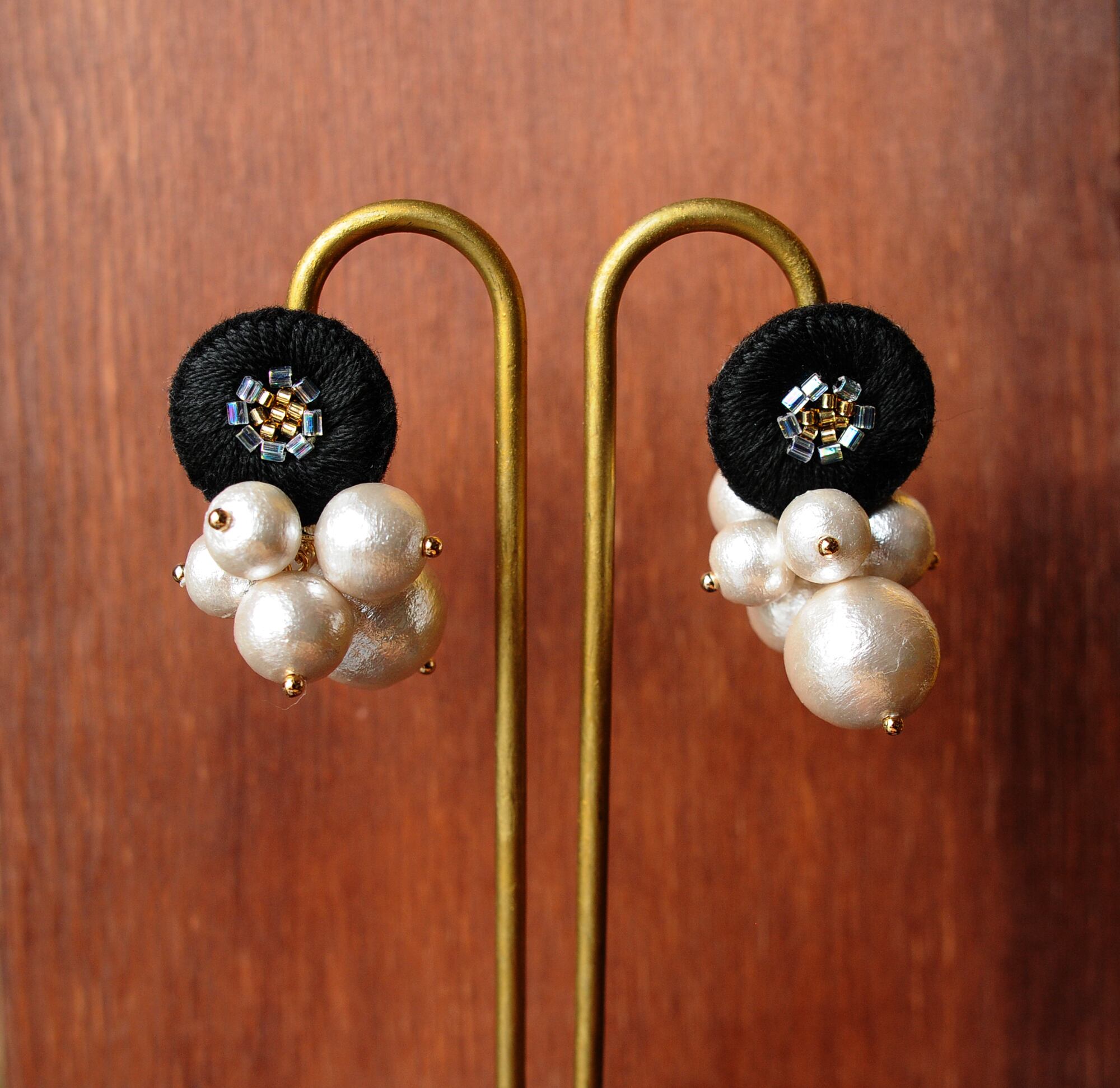 ＜lucy～イロドル惑星～＞刺繍イヤリング◎あふれるパール