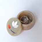 グリーンとオレンジのお花のケース