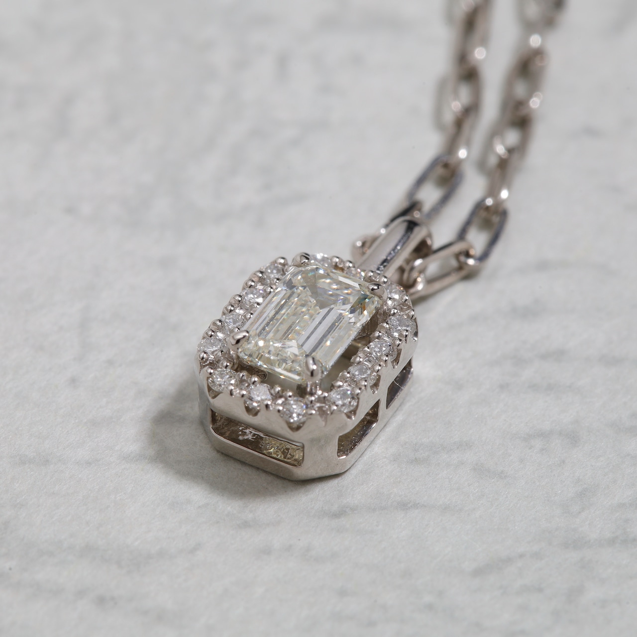 エメラルドカット ダイヤモンド ネックレス M / IF / pt900 / 0.530ct / DA 0.100ct