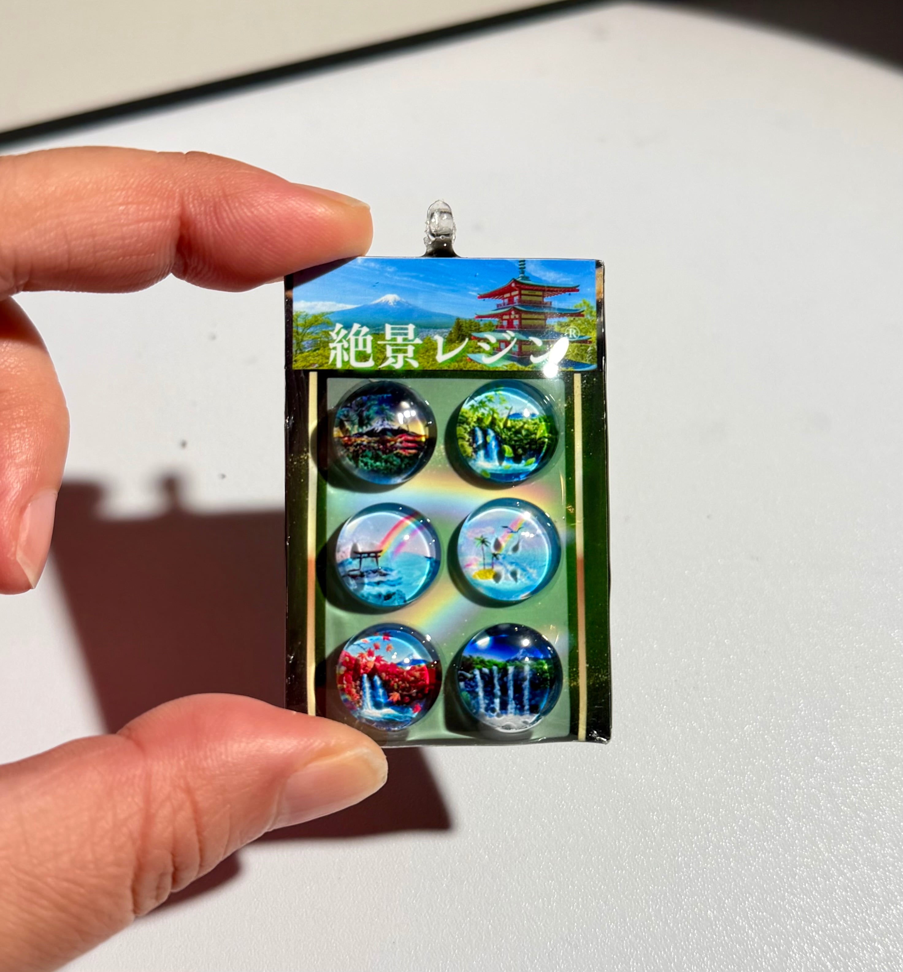 少し訳あり品 ボンボンドロップ風 絶景レジン®キーホルダー | 絶景