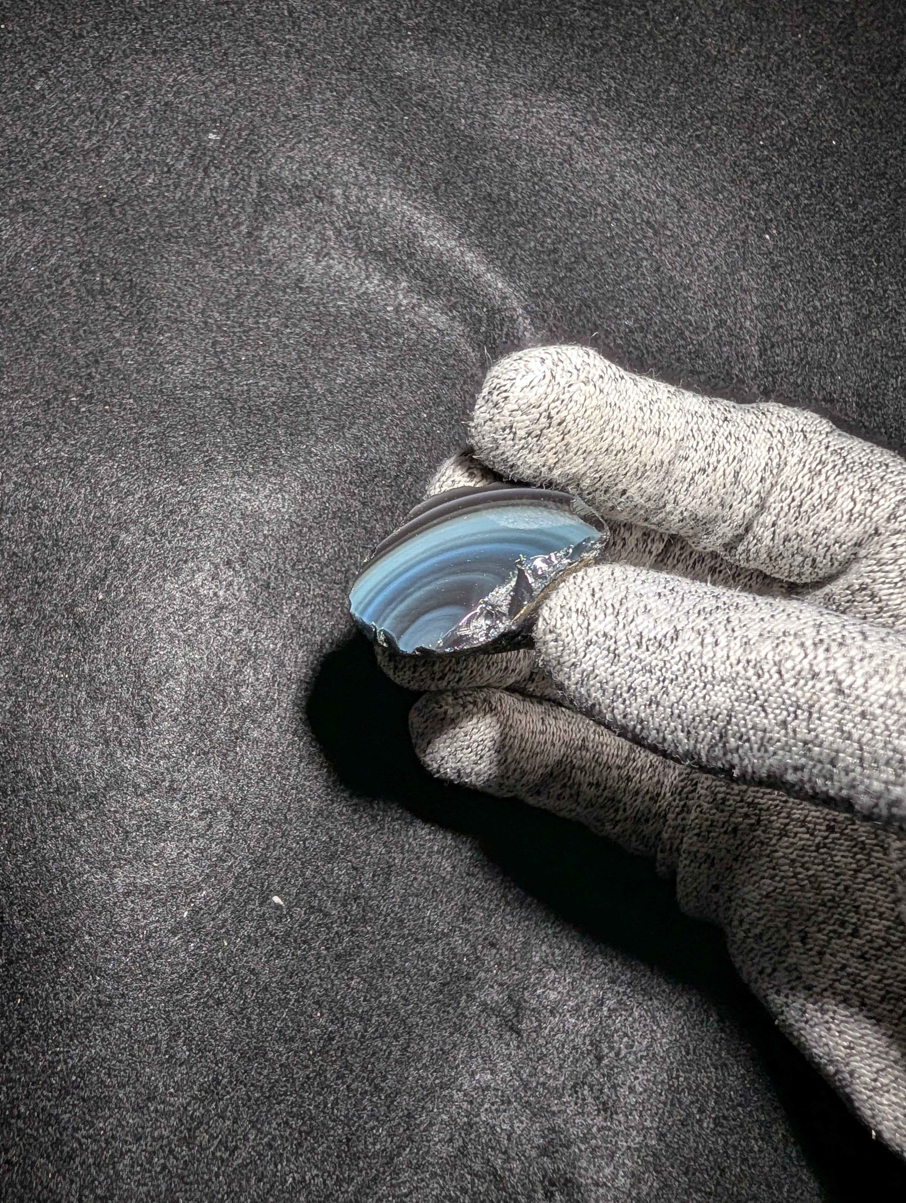 水色に輝く黒曜石 | 玲瓏石工房 - Reiro Stone Studio