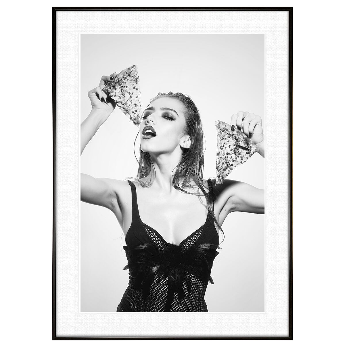 人物写真 ピザを食べる女性 インテリア モノクロアートポスター額装 AS3274