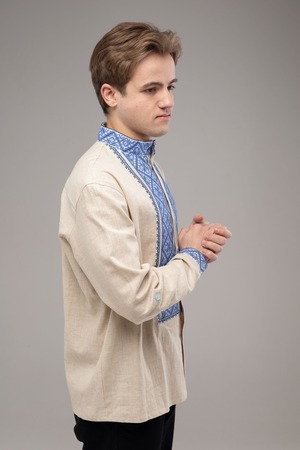 ウクライナ刺繍ヴィシヴァンカ　クロスステッチ手刺繍　XLサイズ　メンズ