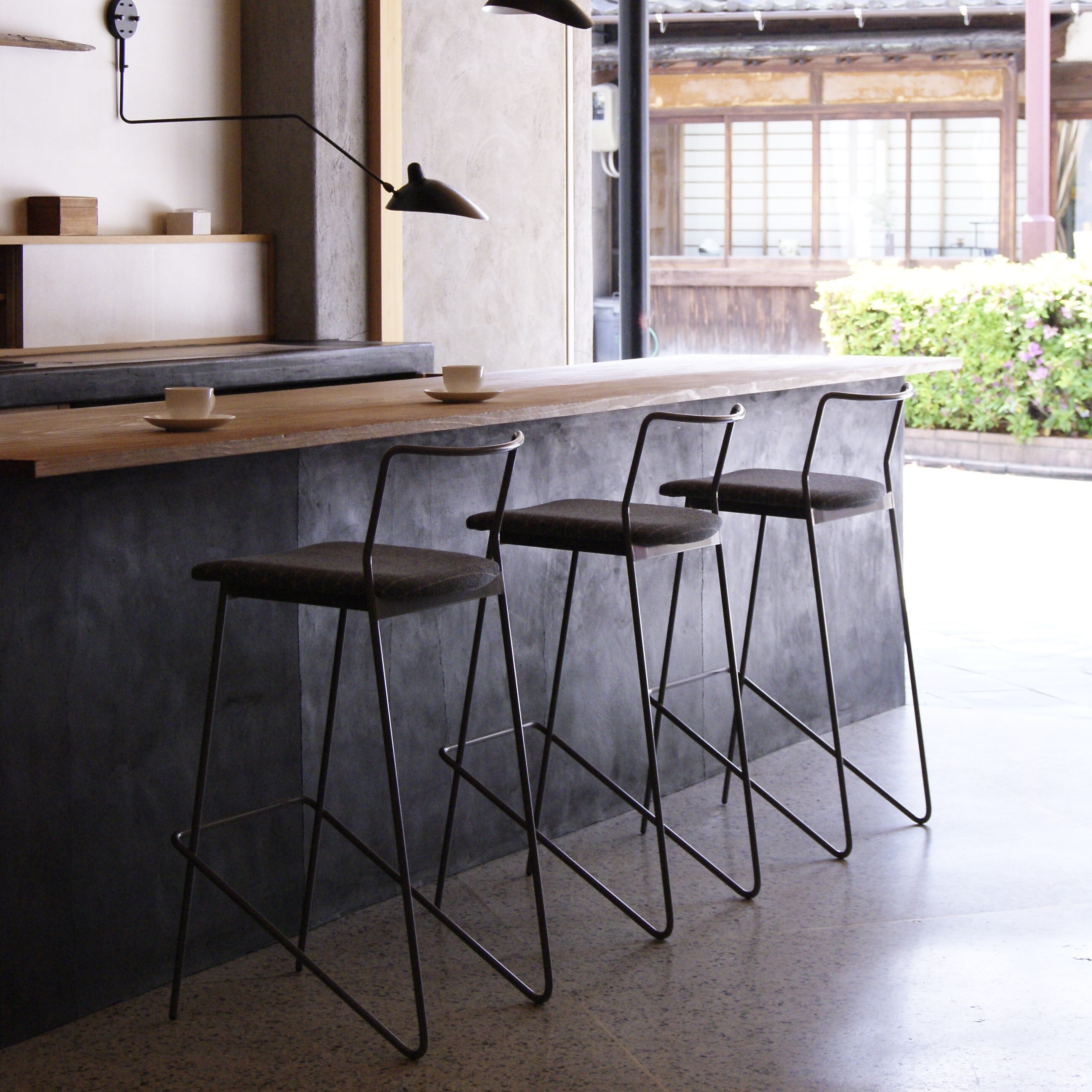 鉄が描く、ひとふで書きの美しさ。【feliceカウンターチェア630