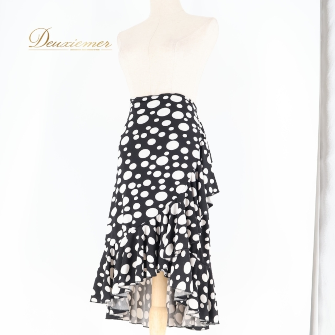 フラメンコ 衣装 巻きスカート ラップスカート ファルダ スカート イチオク ICHIOKU 水玉 ドット 黒 白 フリル 伸縮 ストレッチ ブラック系 ホワイト系 レディス スカート おしゃれ ダンス 可愛い 軽量