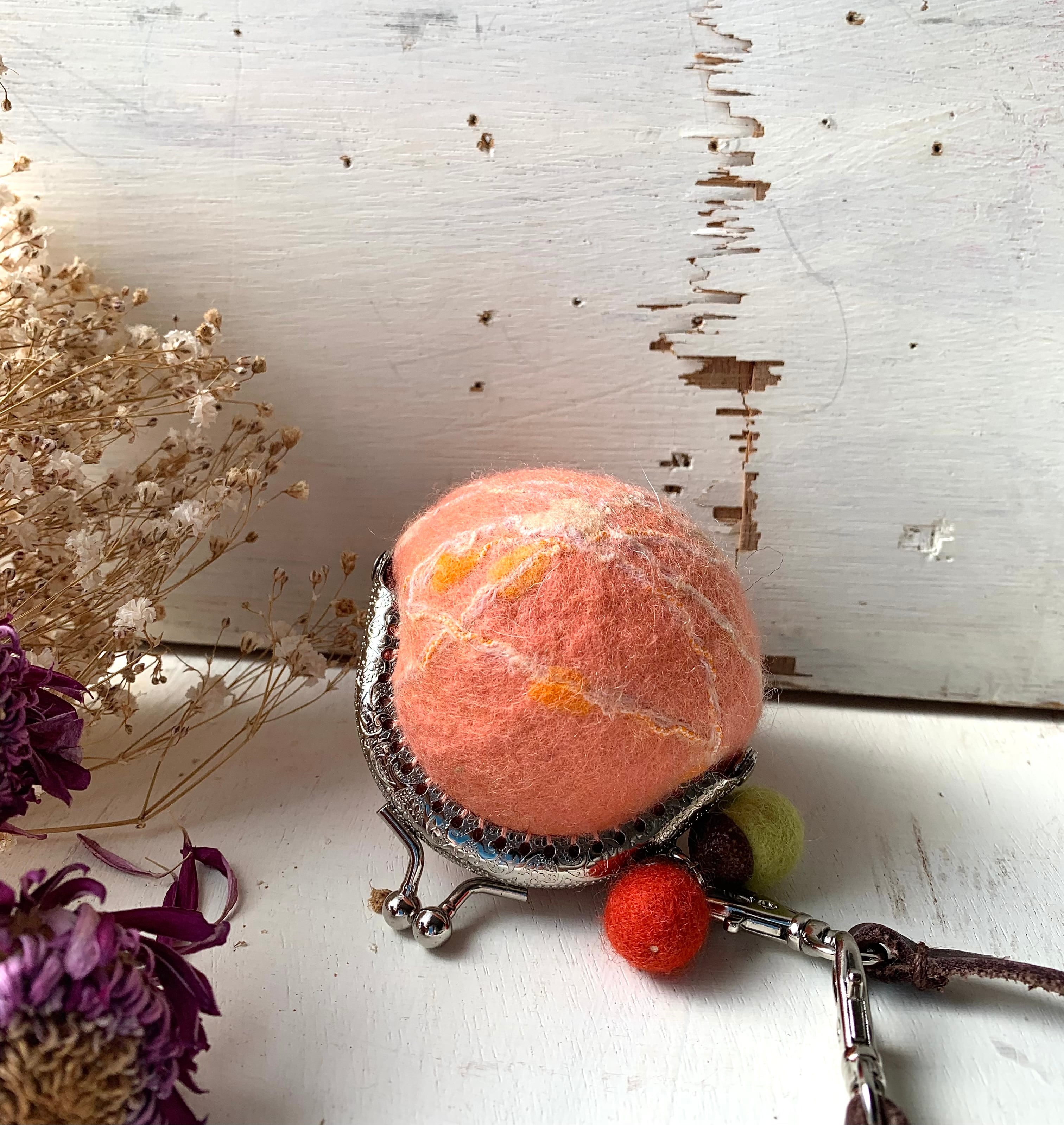 羊毛フェルトのまんまるがま口（ブロッサム） | dede