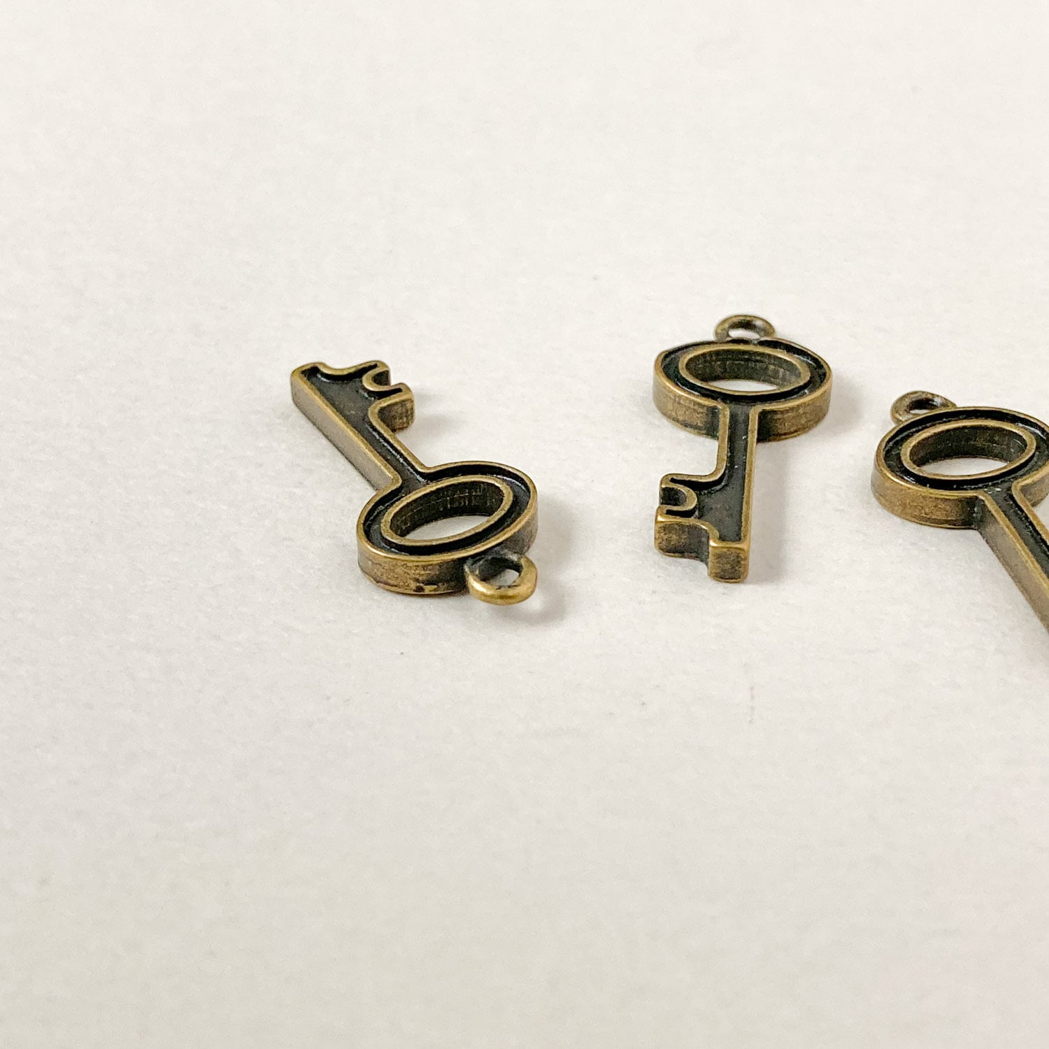 アンティーク風 シンプル鍵モチーフチャーム | Dua-アクセサリーパーツ