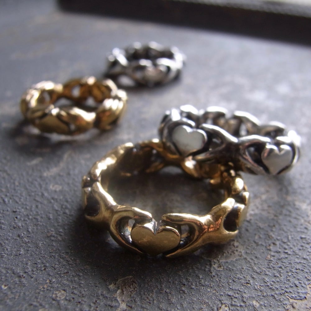 ハートを抱く手のリング・エタニティータイプ/Lサイズ(14号−18号)