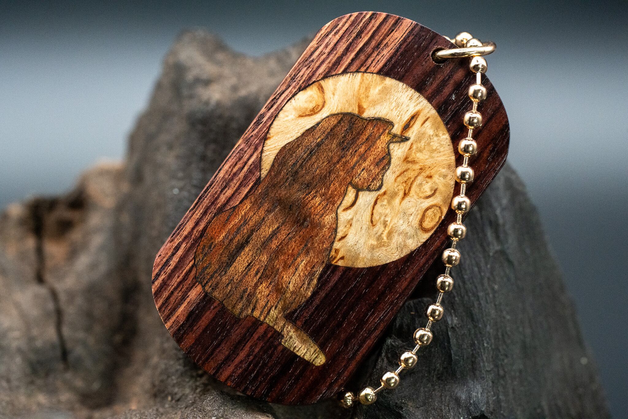 【王室御用達 】 キングウッド ドッグタグ 象嵌 横を向く上品な猫