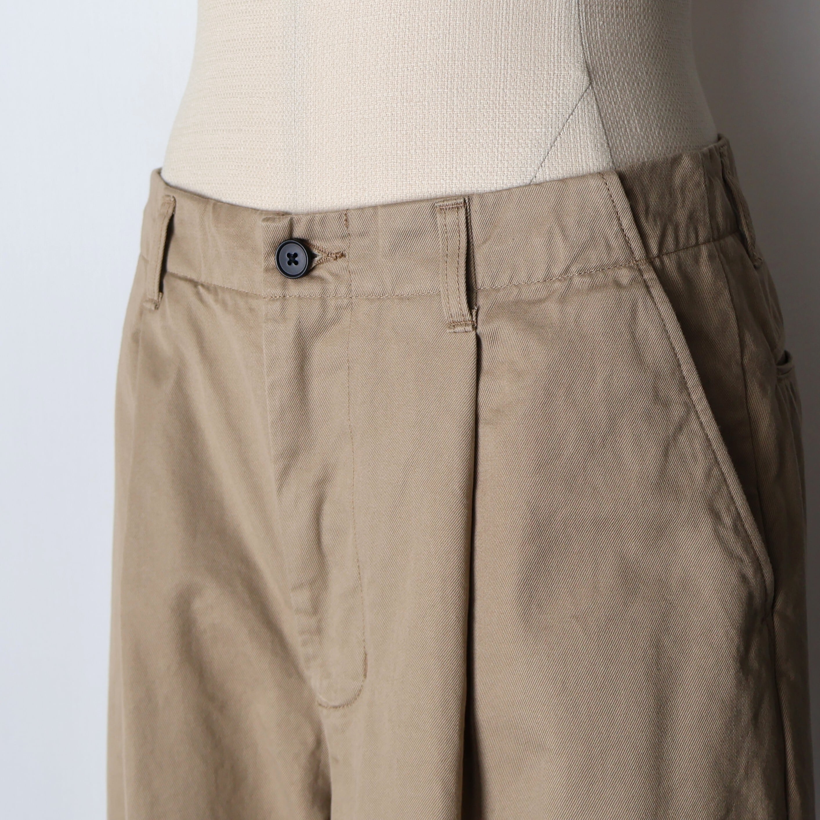 STILL BY HAND “ Selvedge 1 Pleat Pants ( Beige )” | H.inch
