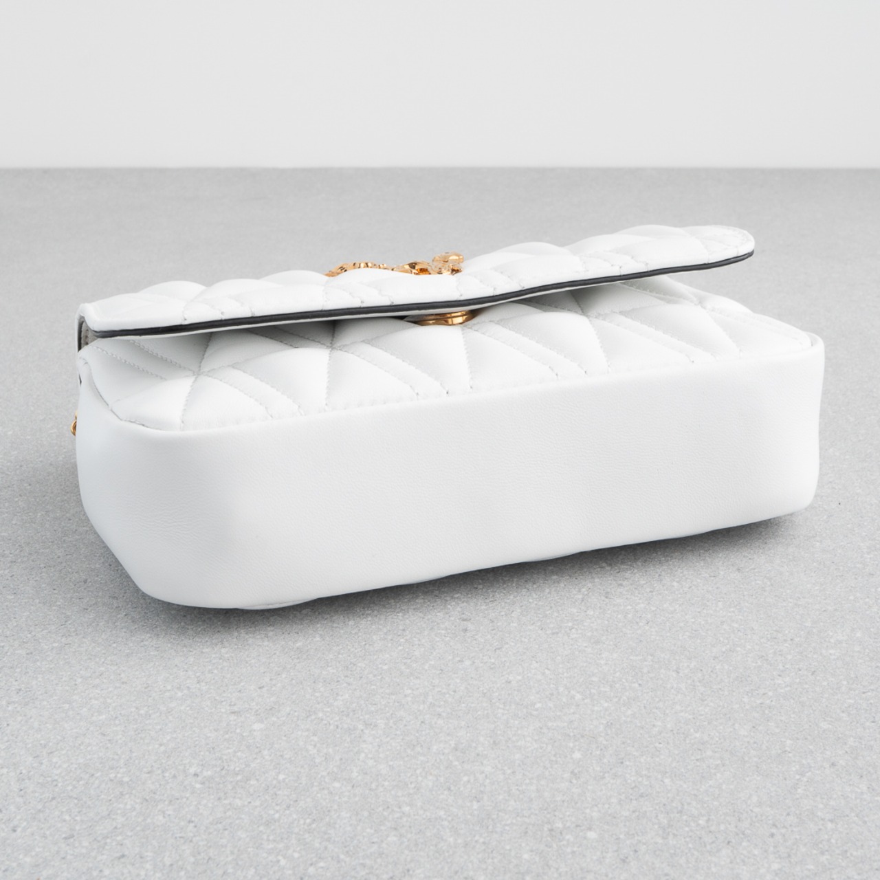 ヴェルサーチ ヴィルトゥス キルティング ショルダーバッグ