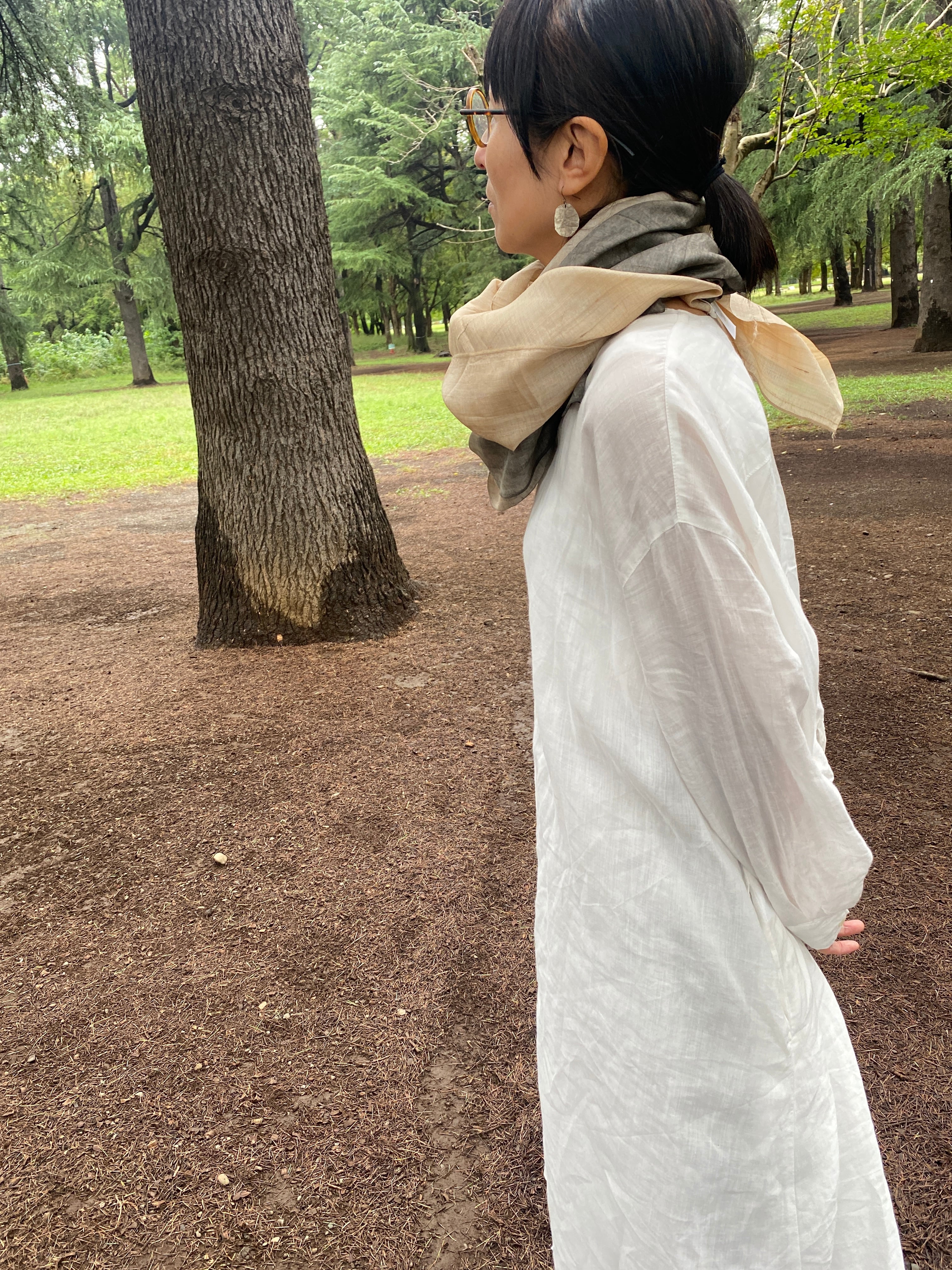 ”大地を纏うストール”　野蚕シルクの溶岩染め （浅間山溶岩、墨）正方形