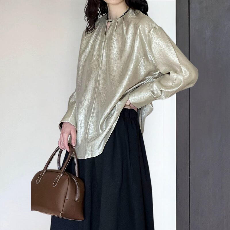 タックディテールネックシャイニーブラウス R00988