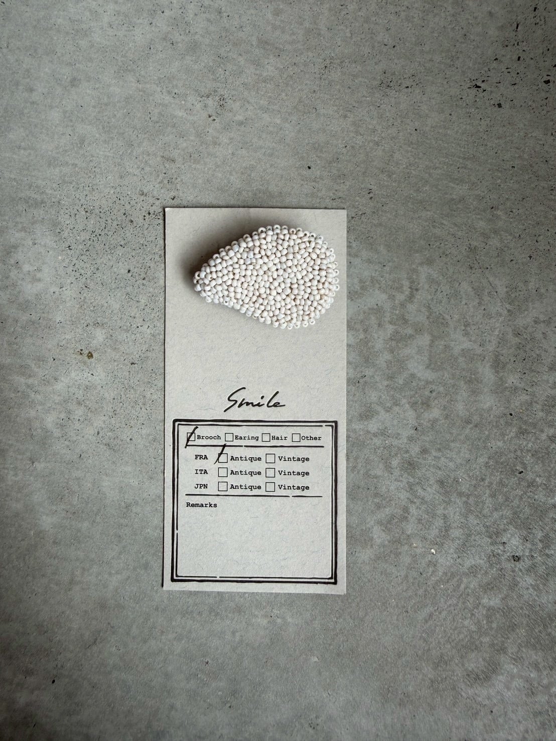 装身具「SmiLe」 №10 antiquebeadsブローチ・花びら