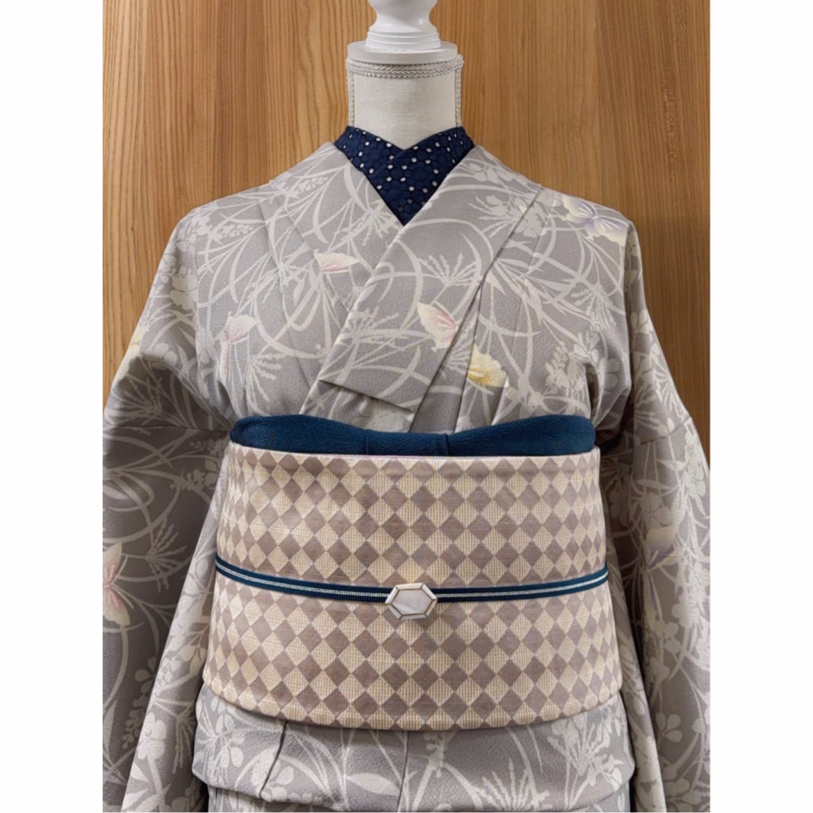 新品】小町鼠色に蝶・草花模様の洗える単衣小紋着物 | きもの楸堂