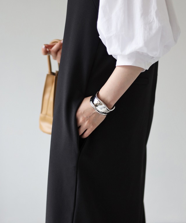 Vネックノースリワンピース