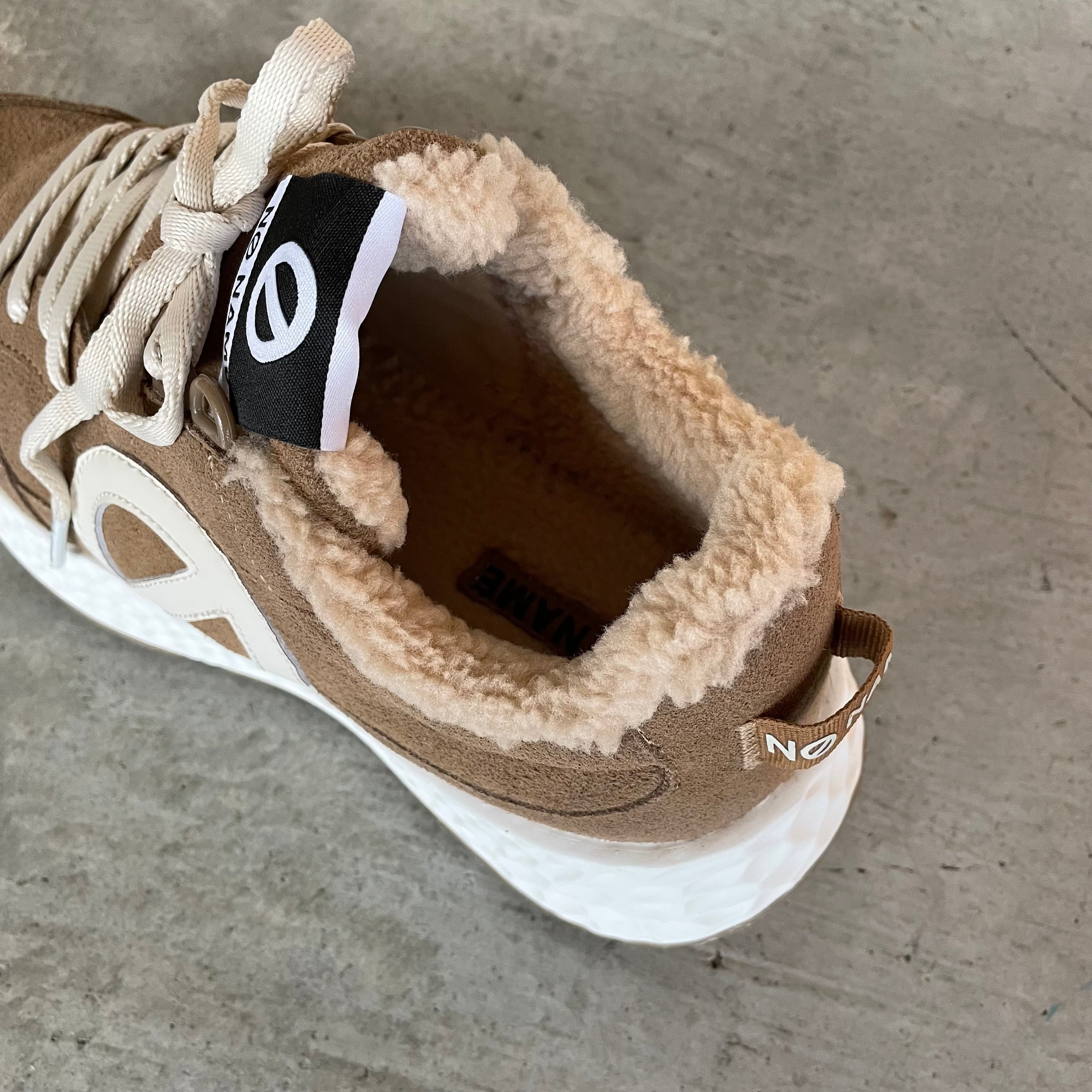 NO NAME ベージュ 厚底スニーカー 内側のふわもこ素材で寒〜い季節も怖くない♪ ビッグロゴ厚底ソール
