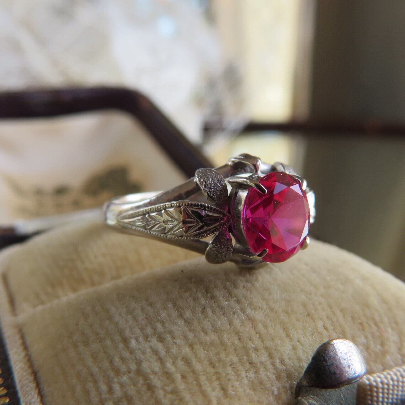 ヴィンテージ K14WG和彫りに合成ルビーのリング