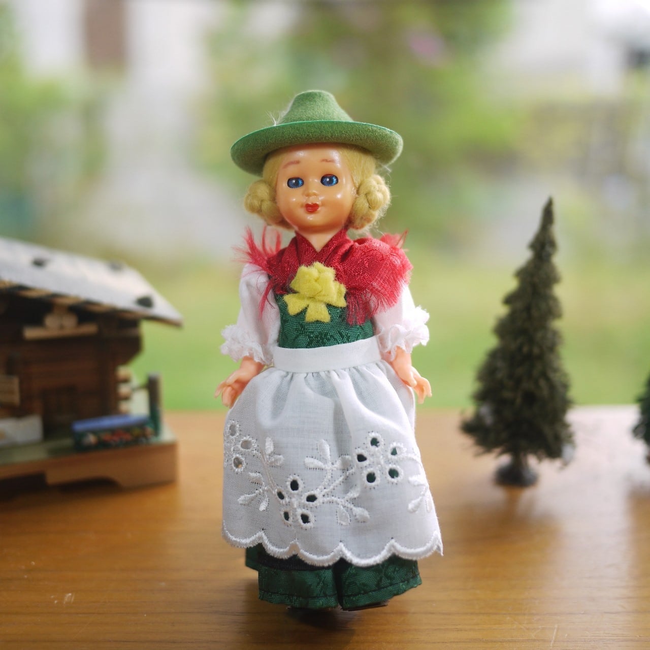 民族衣装のお人形 緑の帽子 ドイツ