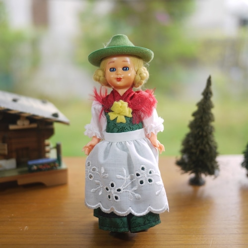 民族衣装のお人形　緑の帽子　ドイツ
