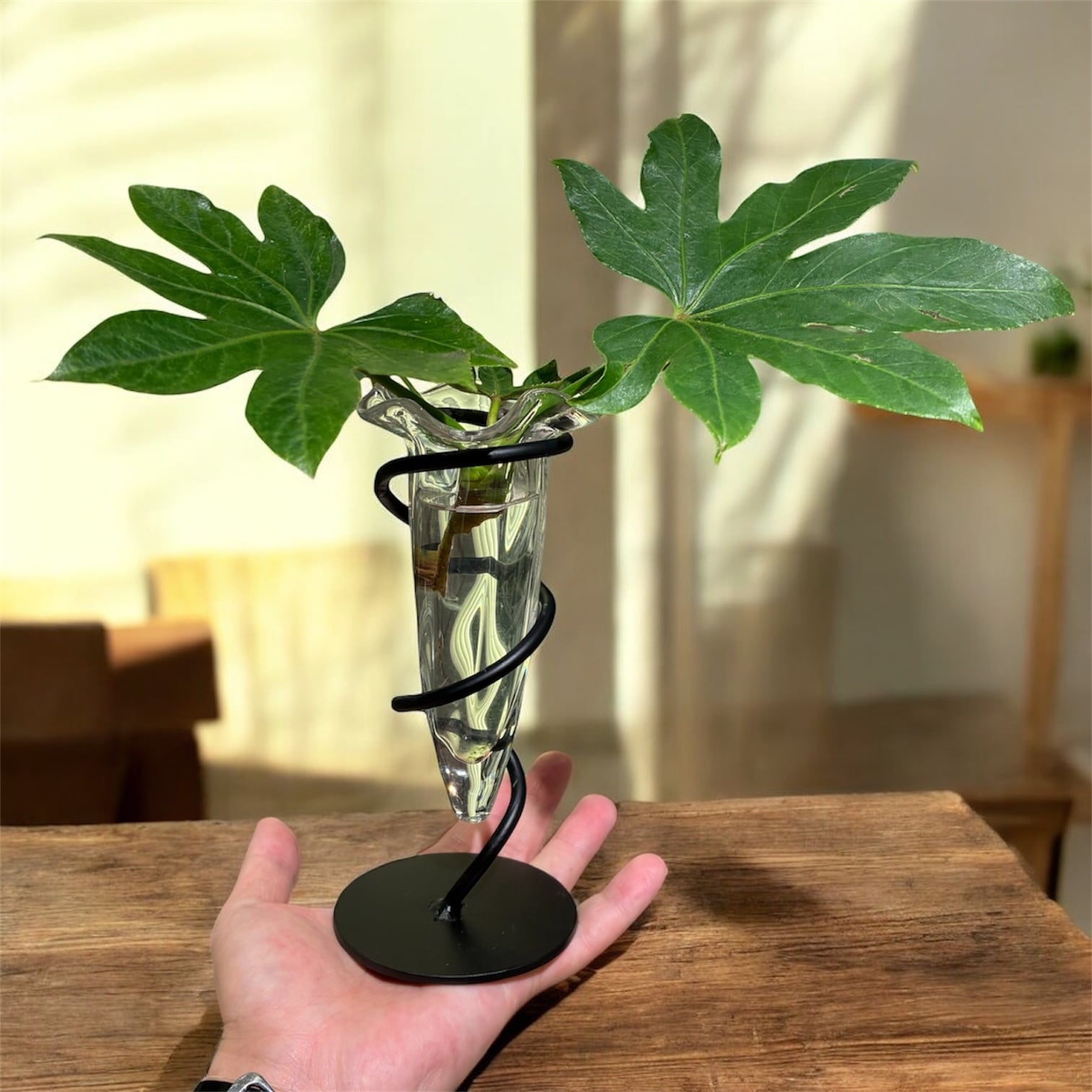 鉄器 (高さ20 cm) 花一輪(花器ガラス15cm x1付） | TSUNE;田中恒子の器