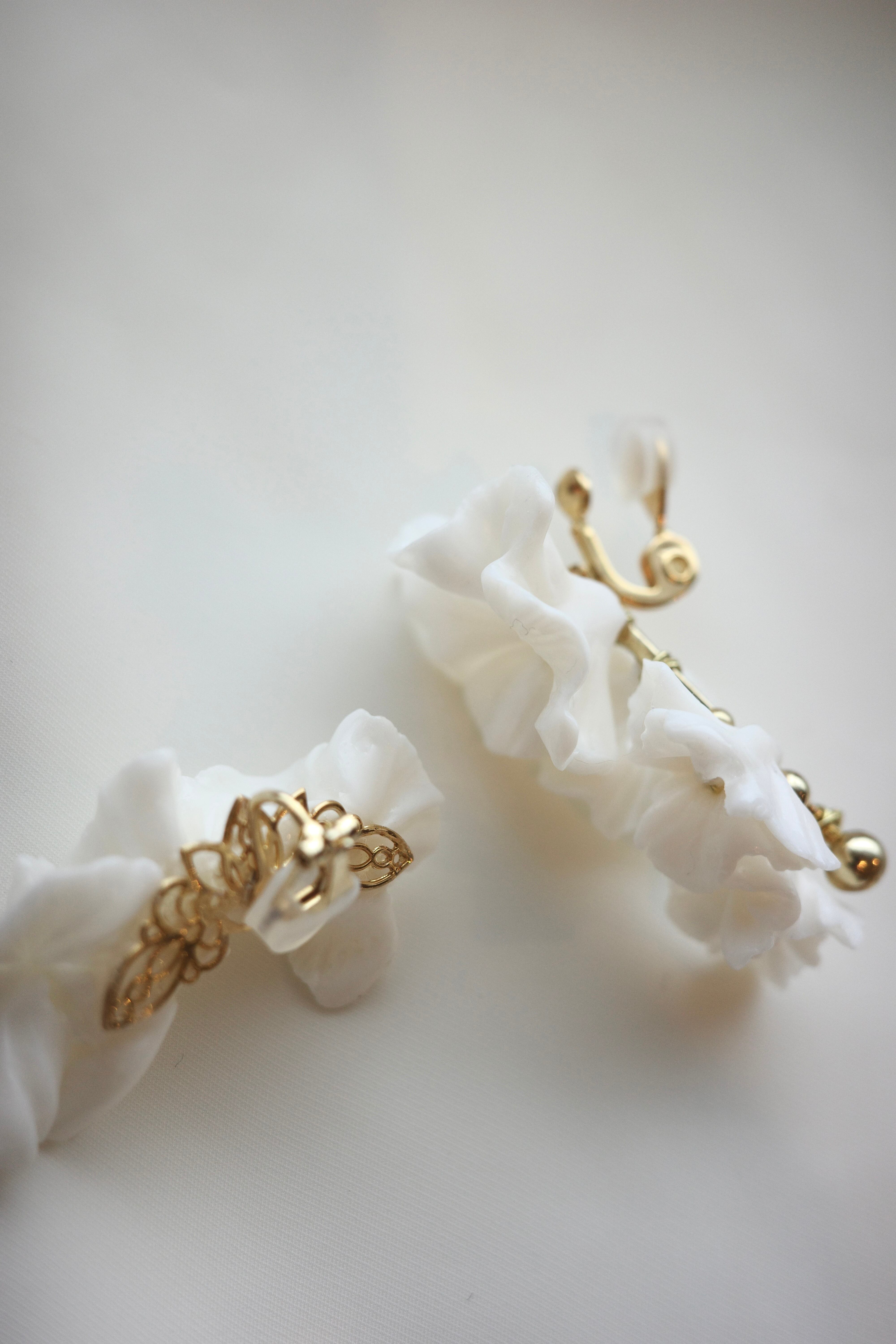 ゼクシィ掲載】White fril asymmetry | ブライダルアクセサリー flua 