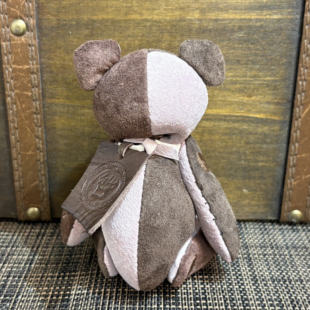 【ピッグスウェード】のベルベア★マイスターの手作り「ベルズベア」ピンクグレー＆ダークブラウン　写真の1点販売です