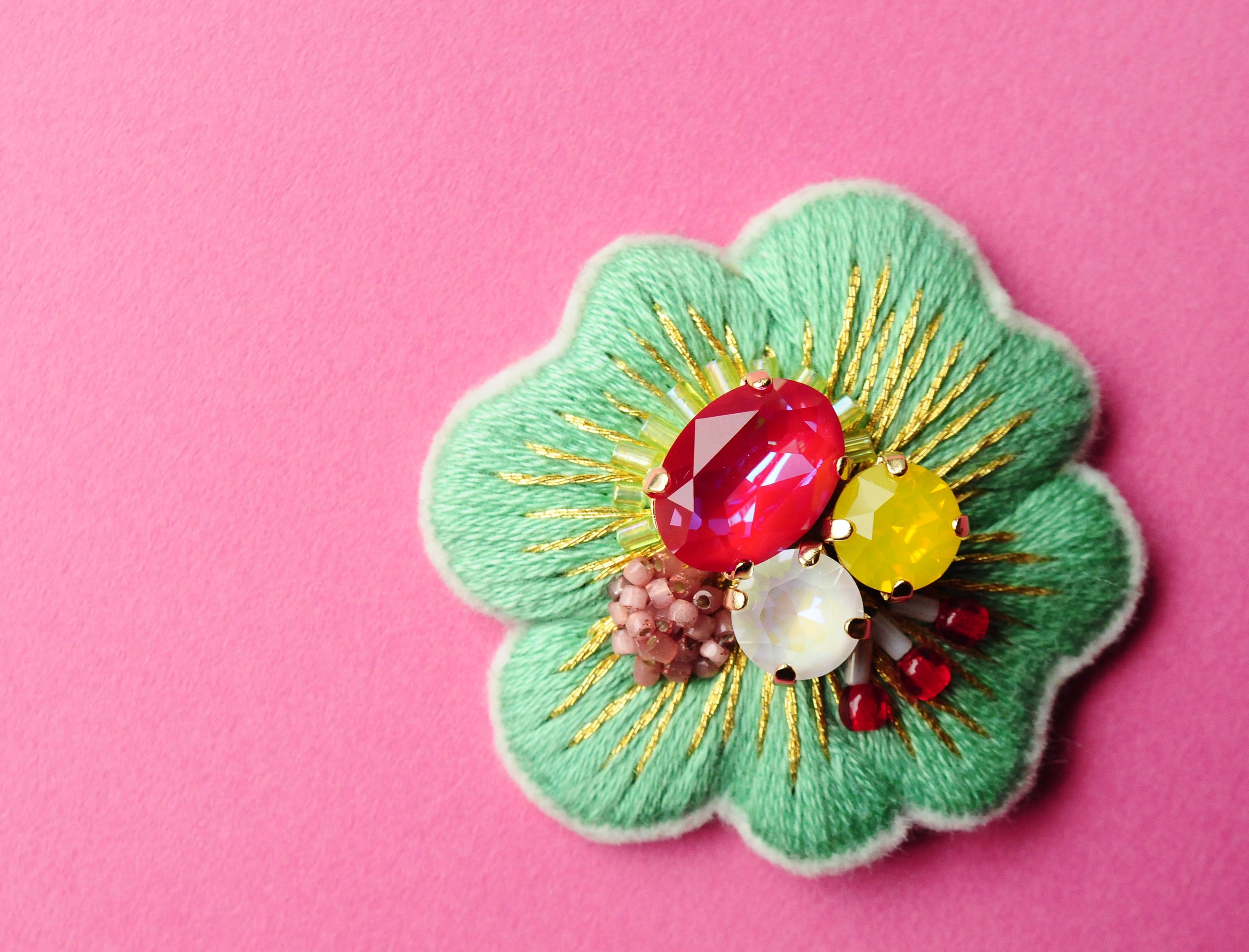 ＜Kira～ツムガレルハナ～＞花刺繍ブローチ「 新緑に咲く 」