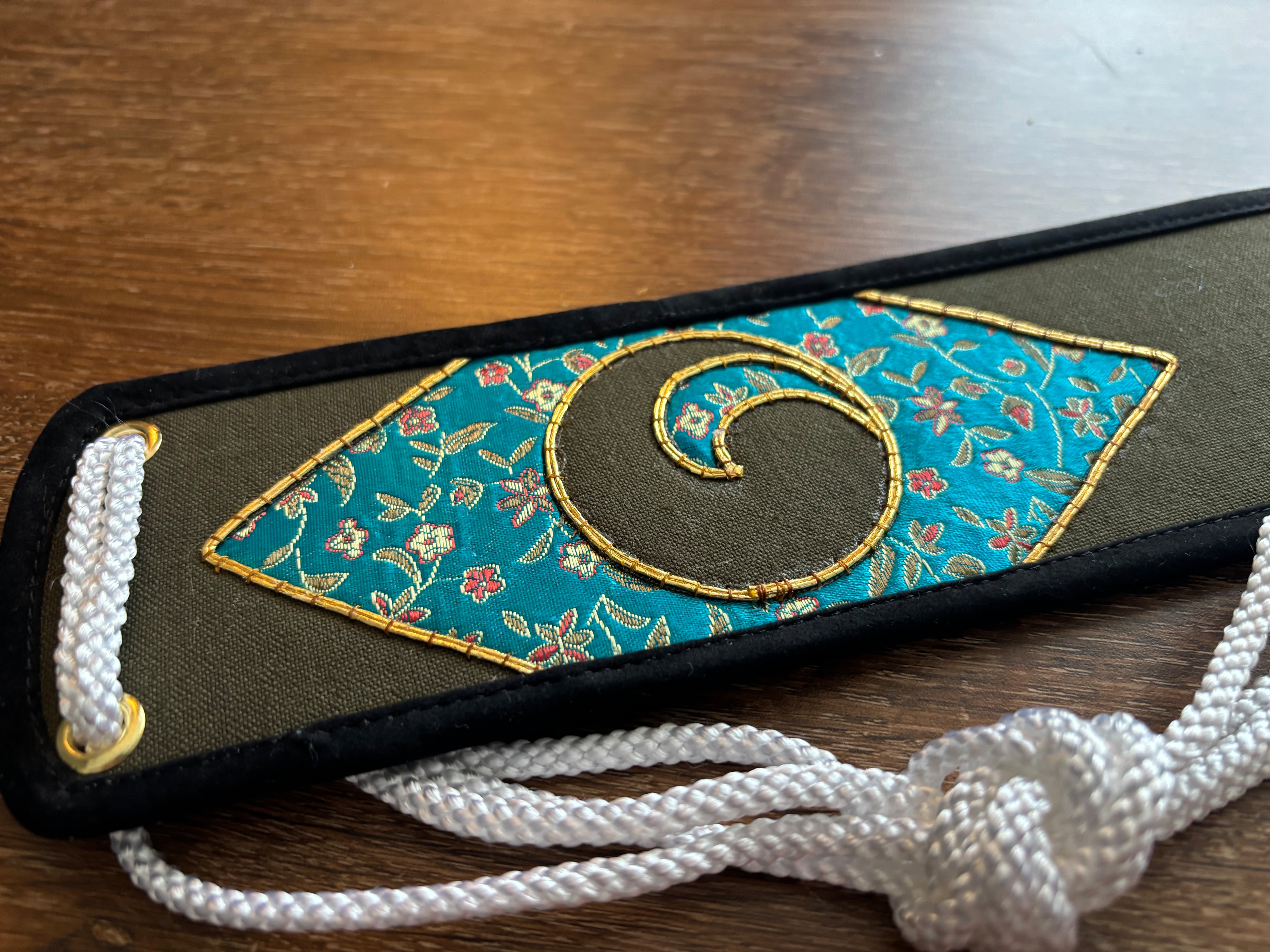 沖縄三線用胴巻 金武御殿家紋入 伝統タイプ 金糸縫※送料込みでお届けし