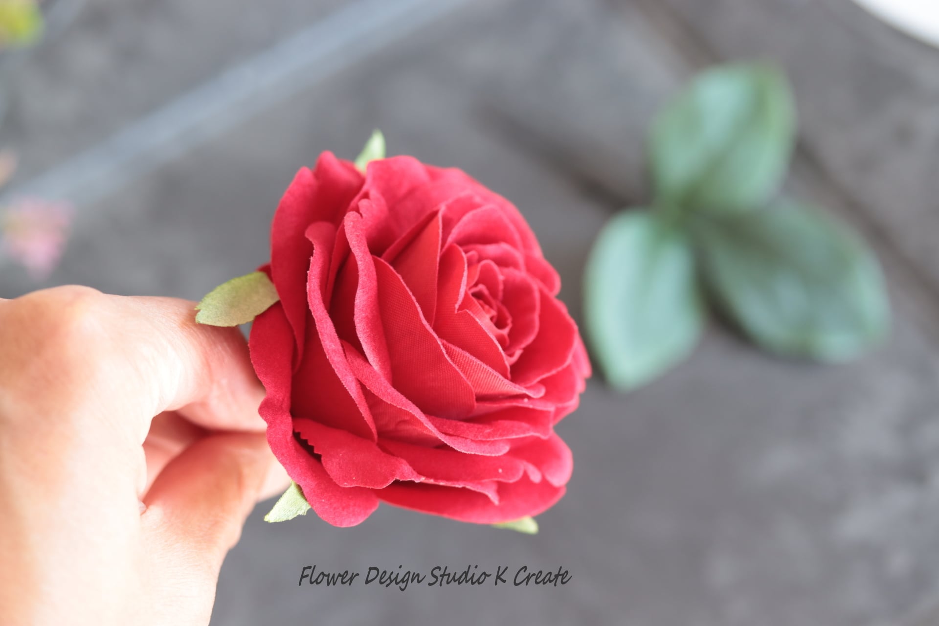 赤い薔薇のヘッドドレス（薔薇＆葉） 赤 バラ 髪飾り ダンス