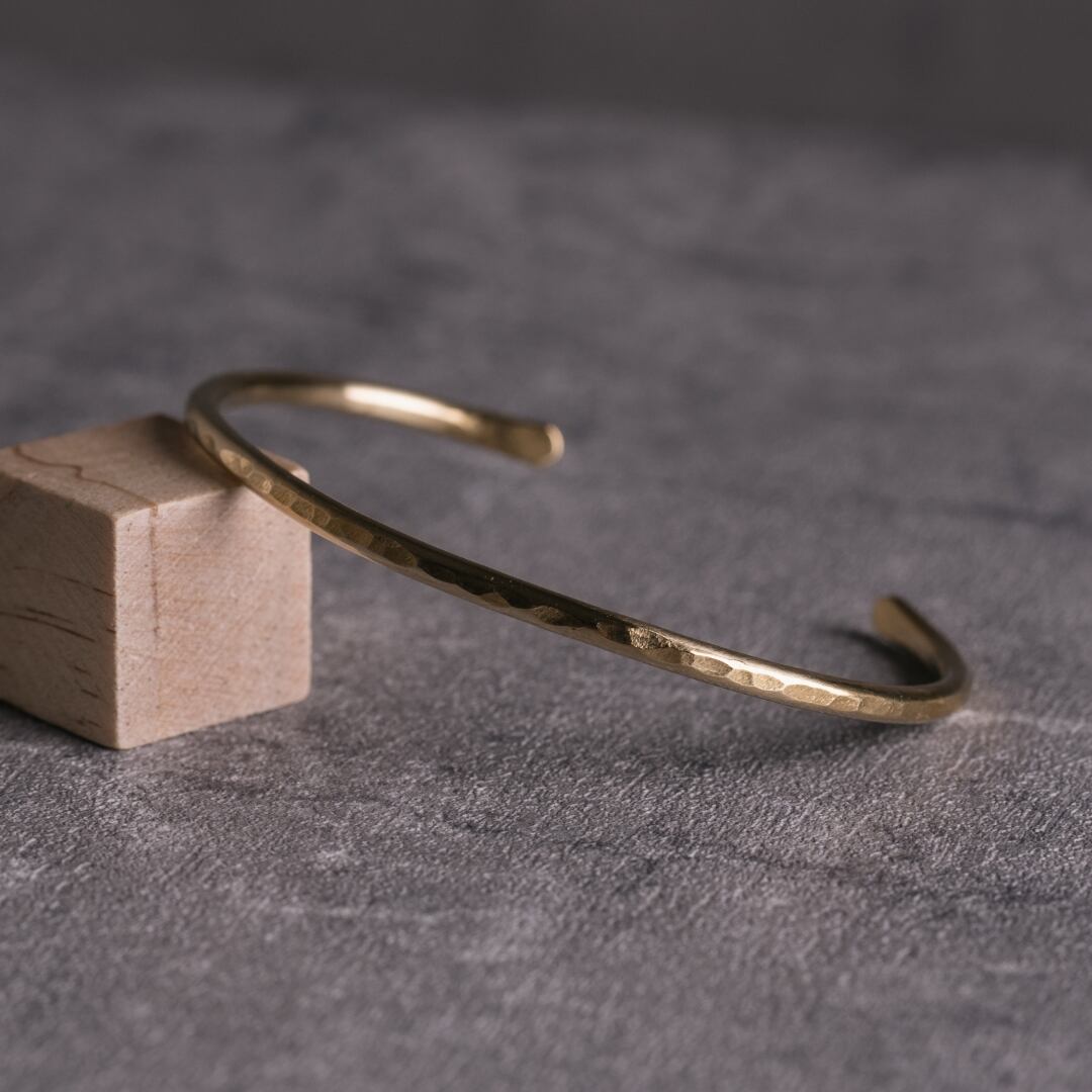 華奢なバングル｜Φ3mm 槌目仕上げ〈無垢真鍮〉 | Sorelle .