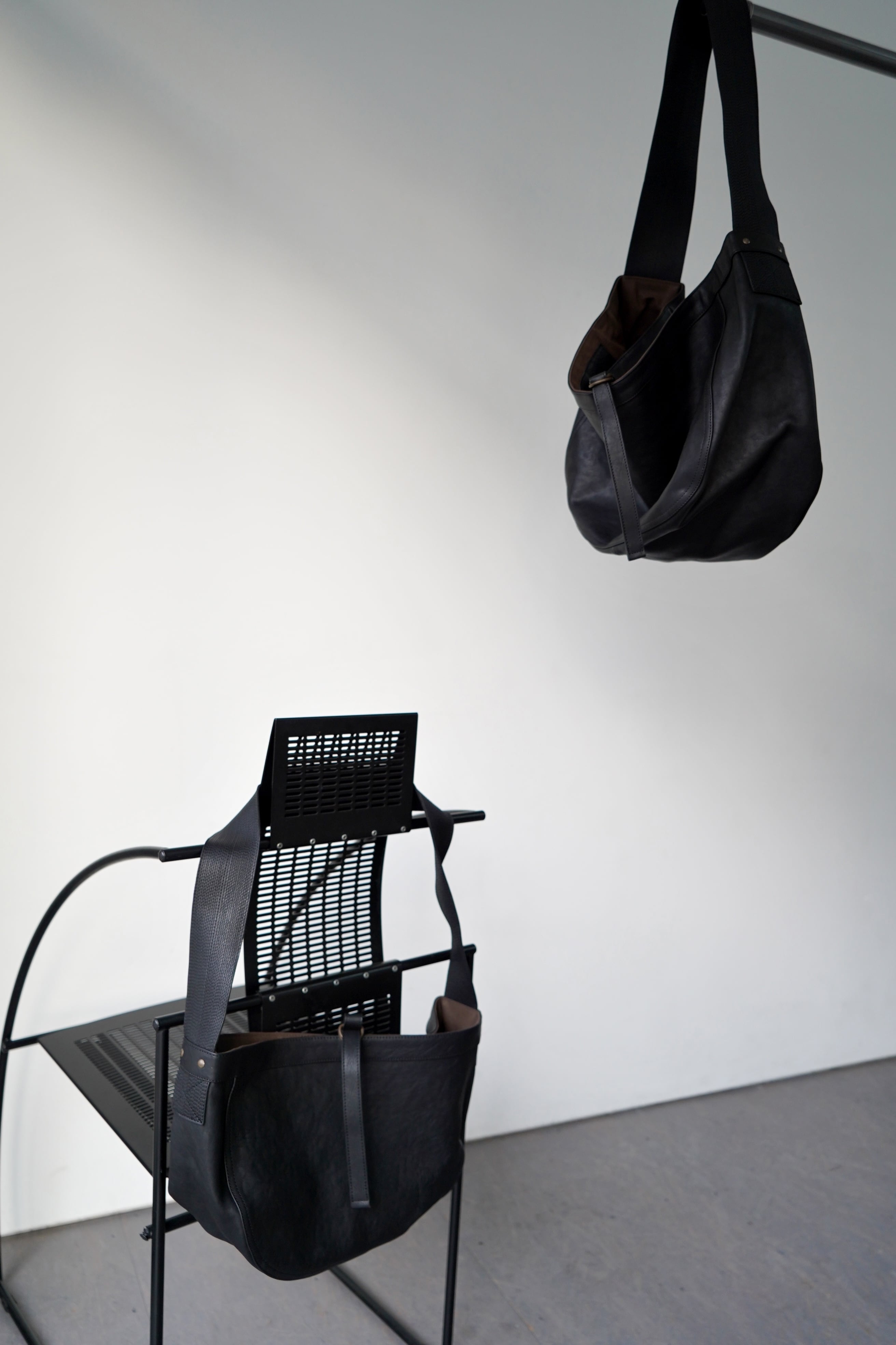 T.T / LOT.018 NEWSBOY BAG SMALL(BLACK) | LiNN