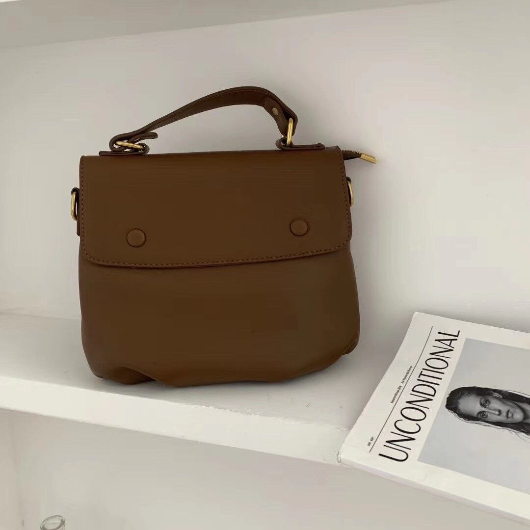 フラップハンドバッグ