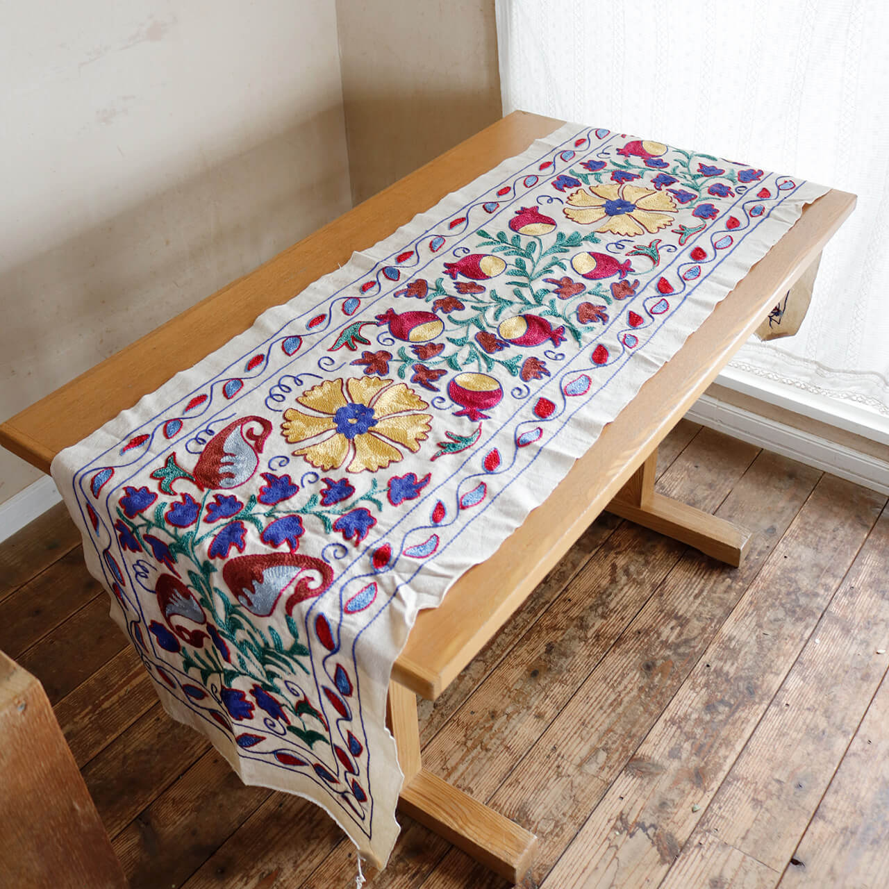 1点もの】スザニ刺繍 タペストリー イエロー ブルー レッド 系 ザクロ