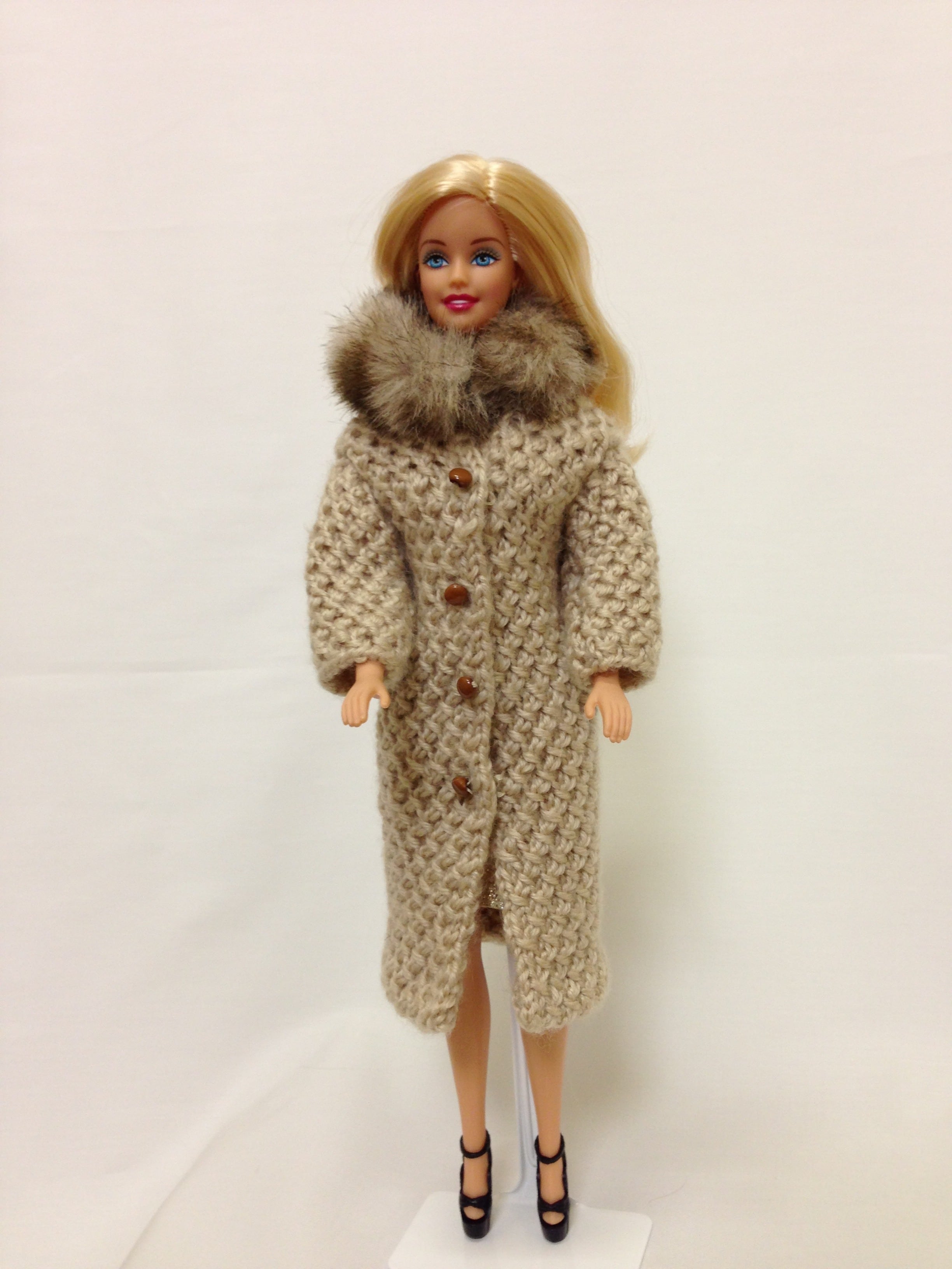バービー人形用　手編みファーコート（ベージュ）