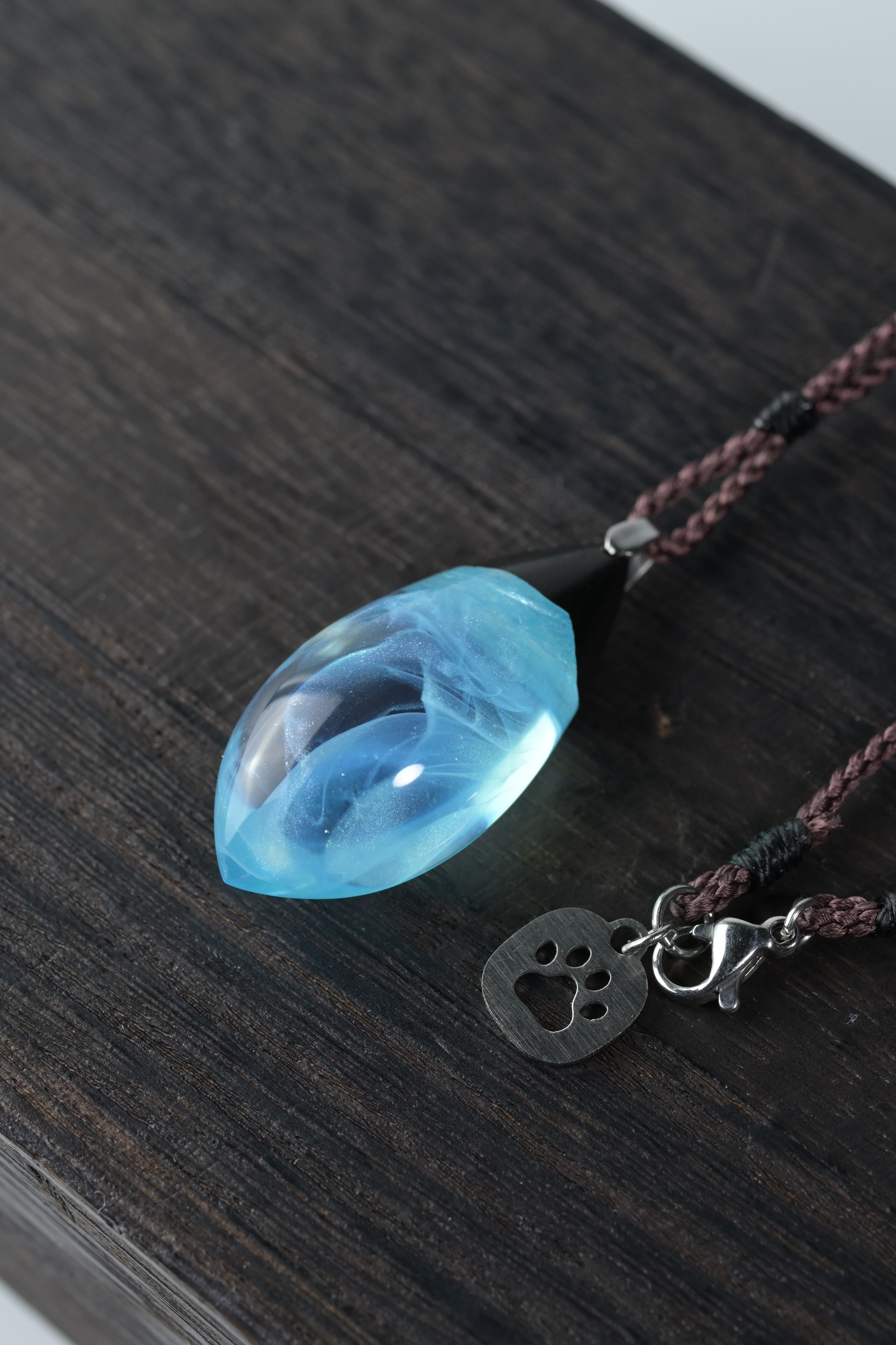 ねこの幸福屋|木とレジンのアクセサリーとオブジェ|ウッドレジン