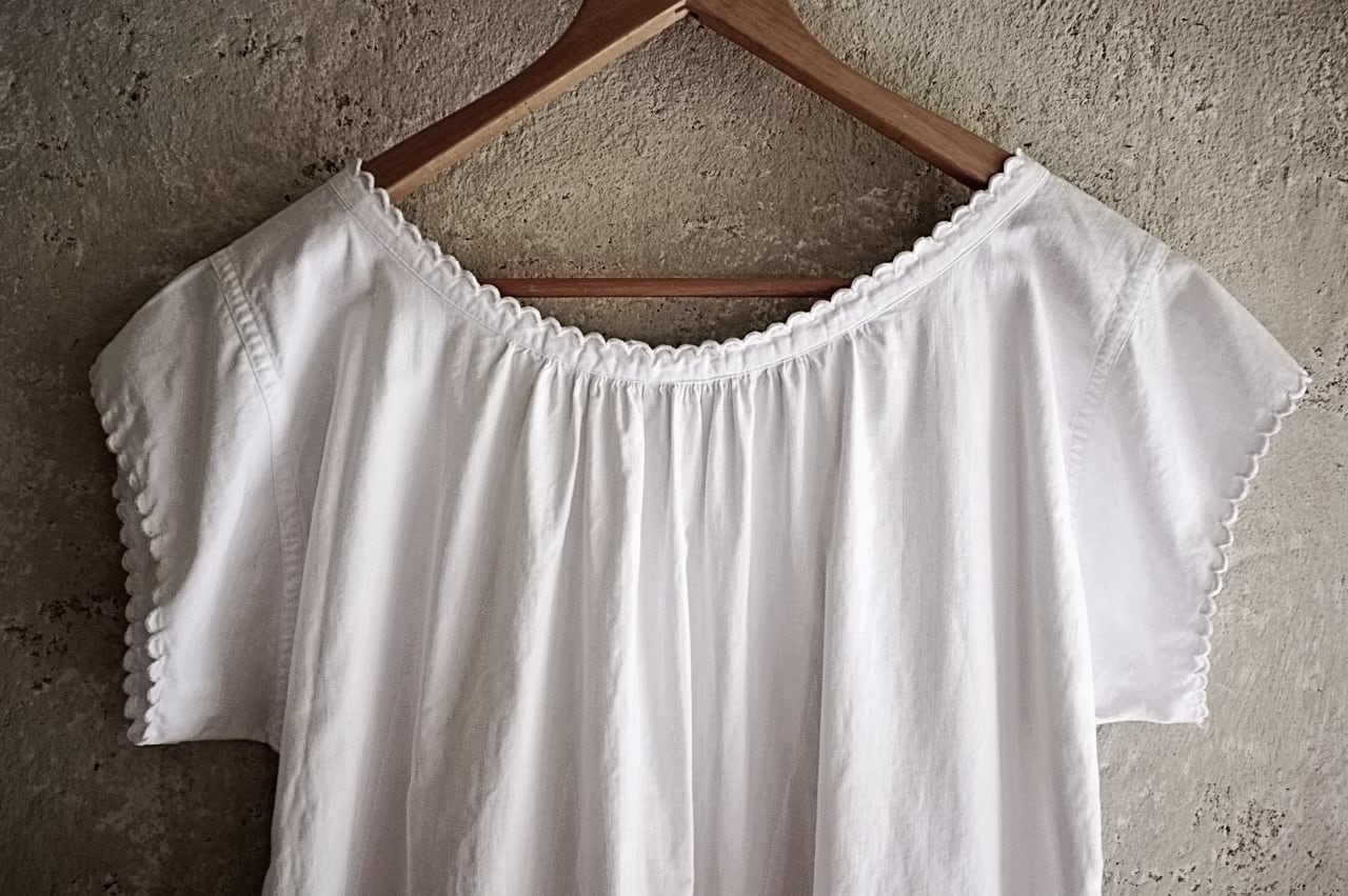 フランス とろりと長い貝たちとモノグラムあるロングワンピース