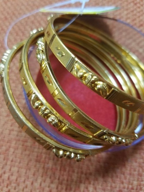 1.　Gold Bangles Bracelet