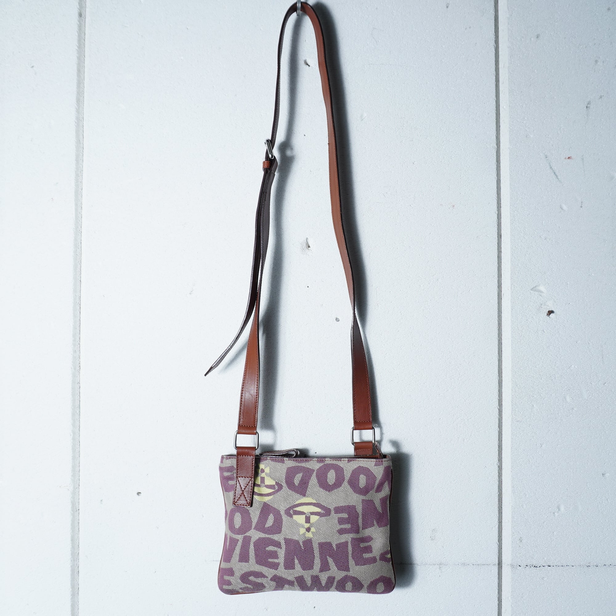 【美品】ヴィヴィアンウエストウッド ショルダーバッグ レザー キャンバス オーブ Vivienne Westwood】ヴィヴィアンウエストウッド ロゴ・オーブ柄