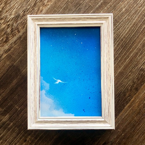 ミニ原画 「境界線の風景」 空×雲×鳥 青 白 ちょっとしたスペースに飾れるスプレーアート（スタンドフレーム付き）