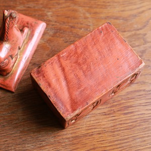 朱色が鮮やかな、味わい深い馬の小物入れ