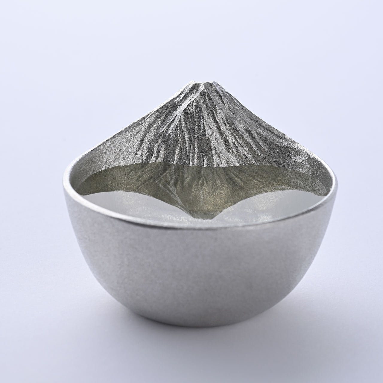 富士山をモチーフにした錫の酒器》さかさ富士（ぐい吞み）｜銀雅堂