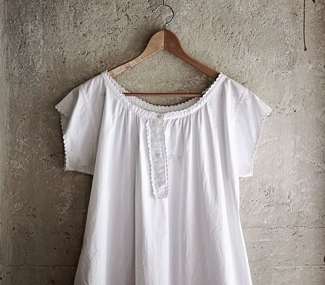 フランス とろりと長い貝たちとモノグラムあるロングワンピース