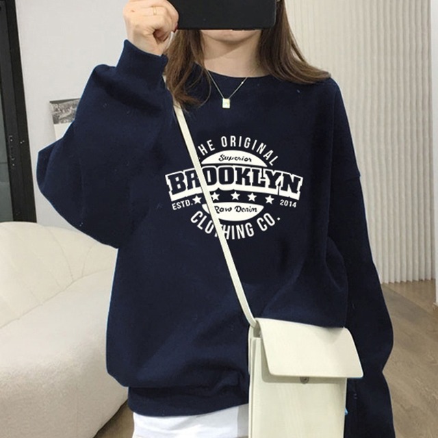 トップス プルオーバー トレーナー 裏ボア ミディアム丈 袖あり 長袖 ドロップショルダー ラウンドネック ワイド 伸縮性 大人可愛い シンプル カジュアル 大人 お洒落 レトロ 大人女子 こなれ感 ラフ メンズライク ボーイッシュ ルーズ 主役級 抜け感 無地 ロゴ 春 秋 冬 20代 30代 40代 ママ 学生 通学 デート お出かけ 女子会 休日 旅行 着回し 普段使い 重ね着 楽ちん 暖かい 体系カバー 定番 トレンド 流行 インスタ映え S M L XL 2XL ネイビー グレー ホワイト