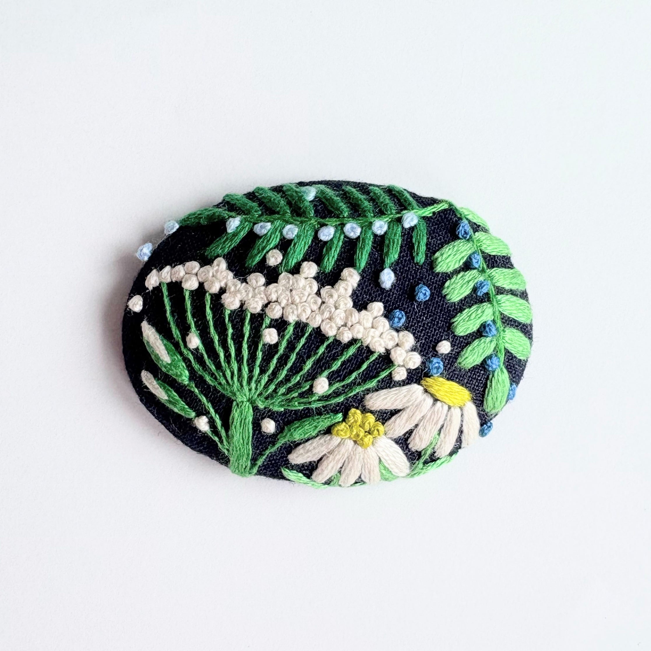 小さなお花の刺繍ブローチ【botanical】#496 | j.couture