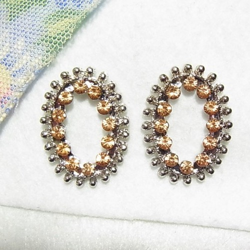 うす茶ラインストーンのサークルピアス　コスチュームジュエリーのセール通販 11008P